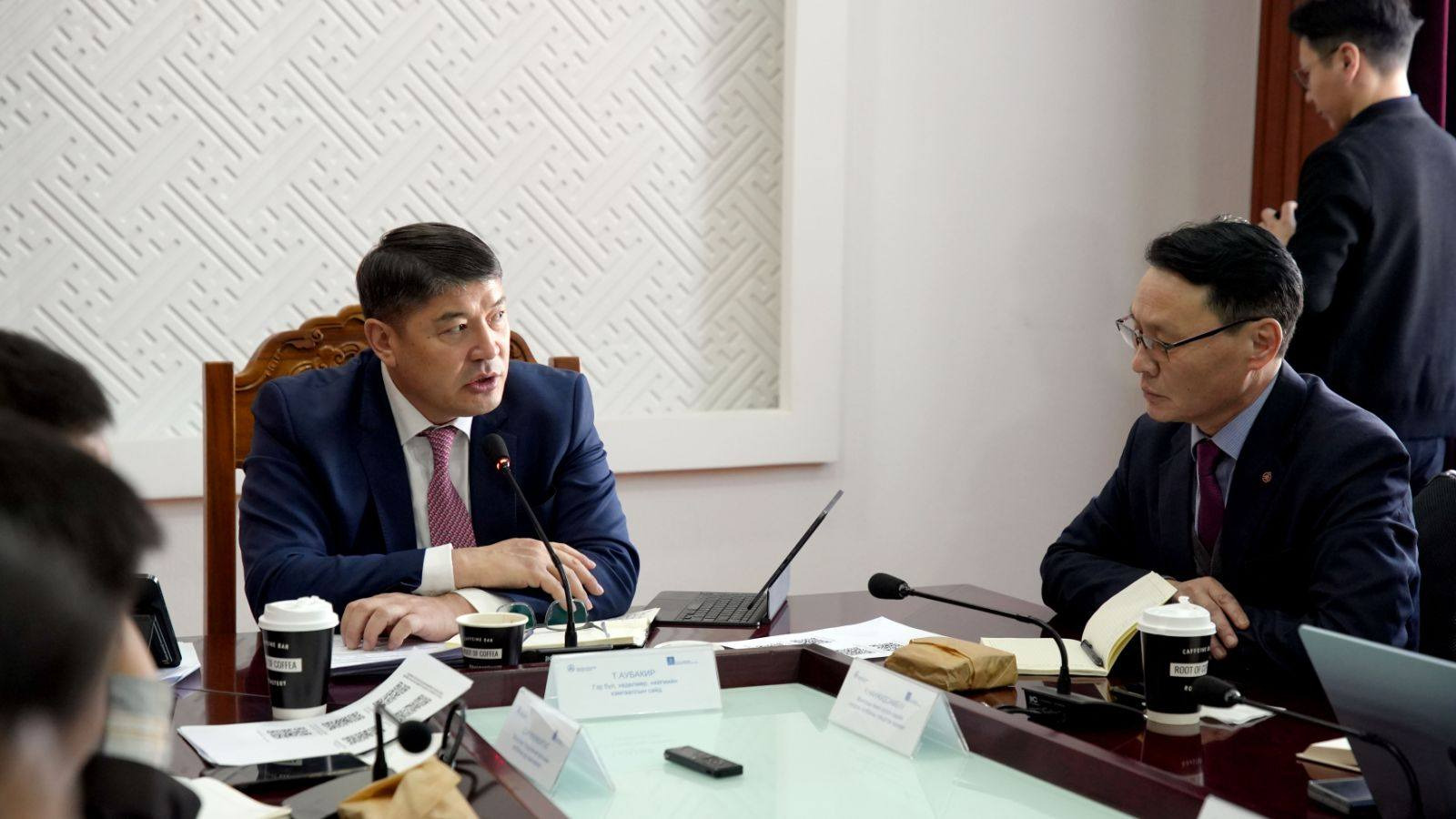 ЗАЛУУЧУУДЫН ХӨДӨЛМӨР ЭРХЛЭЛТИЙГ ДЭМЖИХ ХӨТӨЛБӨР ХЭРЭГЖҮҮЛНЭ